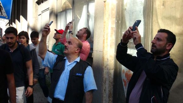 Duyarsız Vatandaşlar, Yürekleri Ağza Getiren İntiharı Telefonlarına Kaydetti