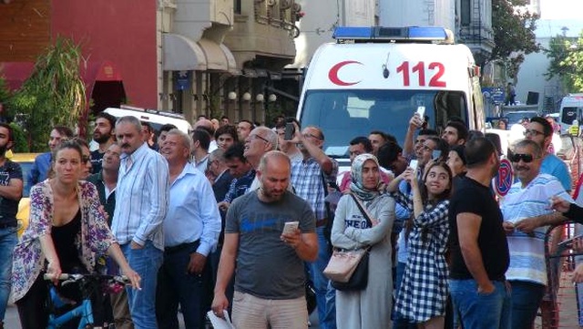 Duyarsız Vatandaşlar, Yürekleri Ağza Getiren İntiharı Telefonlarına Kaydetti