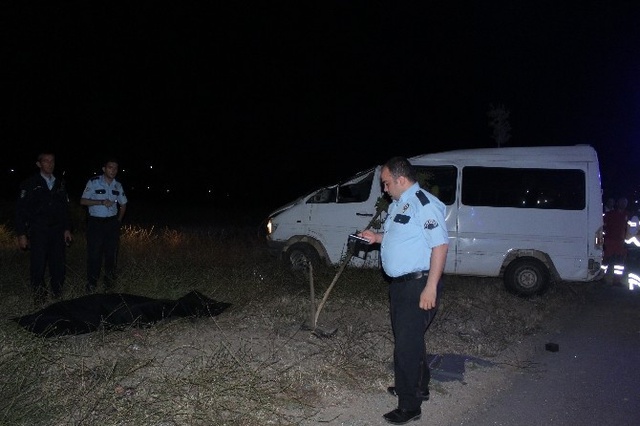 Minibüs, Aydınlatma Direğine Çarptı: 2 Ölü