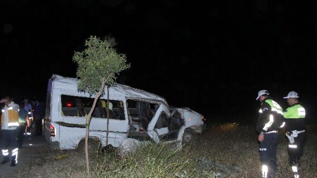Minibüs, Aydınlatma Direğine Çarptı: 2 Ölü