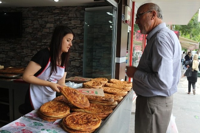 Ramazan'da Tok Tutan Tahinli Pide İçin Uzun Kuyruklar Oluşuyor