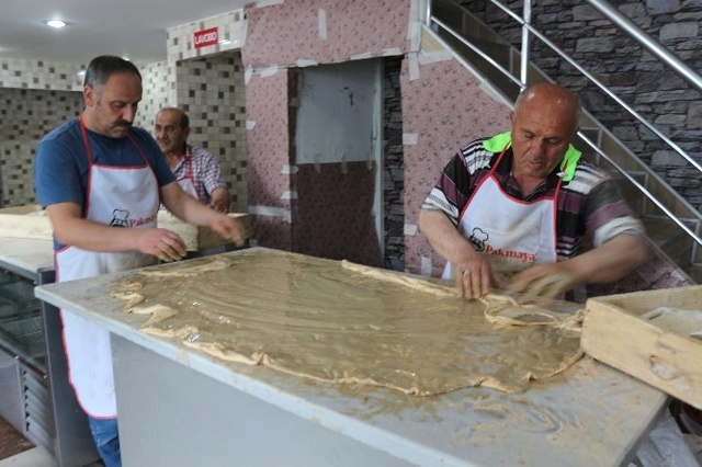Ramazan'da Tok Tutan Tahinli Pide İçin Uzun Kuyruklar Oluşuyor