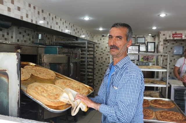 Ramazan'da Tok Tutan Tahinli Pide İçin Uzun Kuyruklar Oluşuyor
