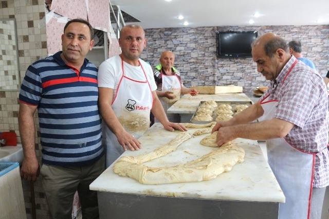 Ramazan'da Tok Tutan Tahinli Pide İçin Uzun Kuyruklar Oluşuyor
