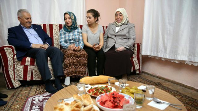 Binali Yıldırım İftar Sofrasına Konuk Oldu