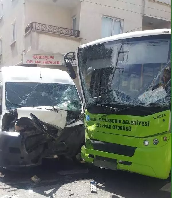 Servis Minibüsü Halk Otobüsüne Çarptı: 21 Yaralı