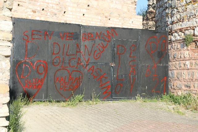 Tarihi Kalenin Üstüne Sprey Boya ile Yazı Yazdılar