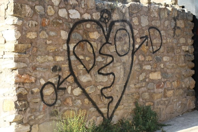 Tarihi Kalenin Üstüne Sprey Boya ile Yazı Yazdılar