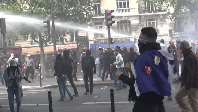 Paris'te Polis Eylemcilere Biber Gazı ve Tazyikli Su ile Müdahale Etti
