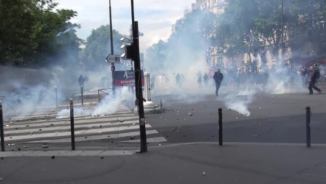 Paris'te Polis Eylemcilere Biber Gazı ve Tazyikli Su ile Müdahale Etti