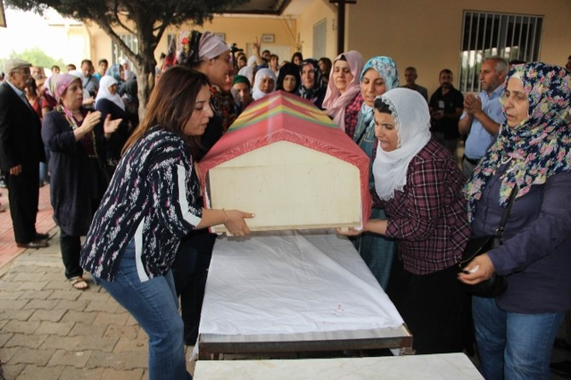 6'sı Polis 12 Kişiyi Şehit Eden Teröristin Cenazesini HDP'liler Taşıdı
