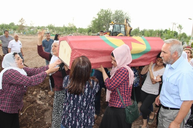 6'sı Polis 12 Kişiyi Şehit Eden Teröristin Cenazesini HDP'liler Taşıdı