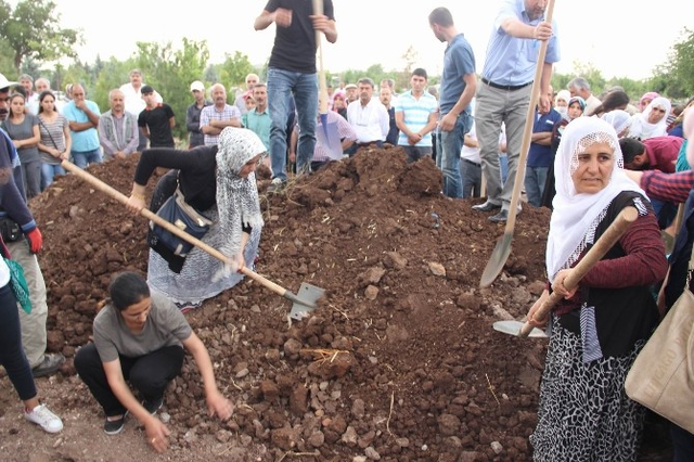 6'sı Polis 12 Kişiyi Şehit Eden Teröristin Cenazesini HDP'liler Taşıdı