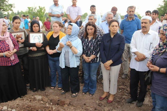 6'sı Polis 12 Kişiyi Şehit Eden Teröristin Cenazesini HDP'liler Taşıdı