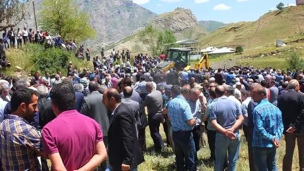 Fransa'da Selde Ölen Gazeteci Ferhat Tuğan Hakkari'de Toprağa Verildi