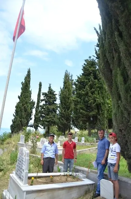 Şehit Oğlunun Mezarından Yol Geçmesini İstemiyor