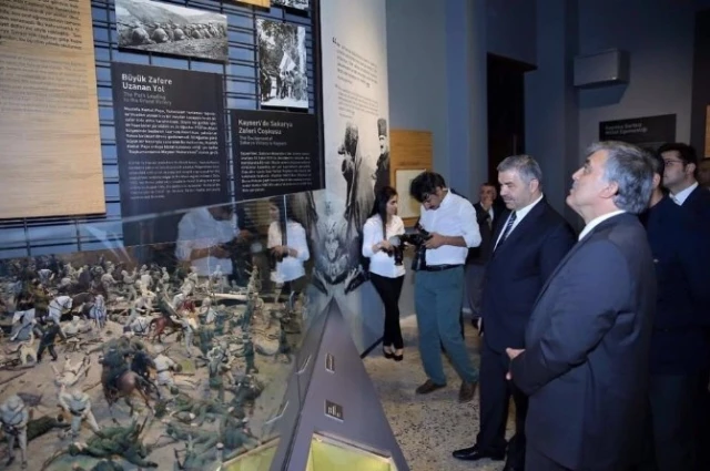 11. Cumhurbaşkanı Abdullah Gül, Heykeliyle Fotoğraf Çektirdi