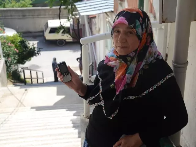 Telefondaki Dolandırıcıya İnanan Yaşlı Kadın Altınlarını Sokağa Bıraktı