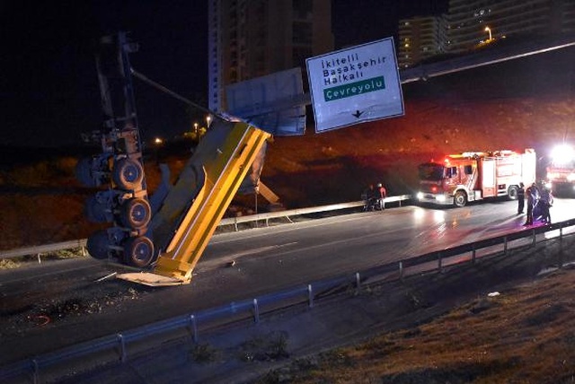Kamyonun Kasası Asılı Kaldı, Sürücü Olay Yerinden Kupayla Kaçtı