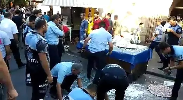 Tezgahına El Konulan Satıcı Bir Tepsi Lokumu Zabıtanın Üzerine Döktü