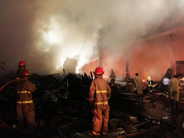 Ula'da Mobilya Atölyesinde Çıkan Yangın Sabaha Kadar Sürdü