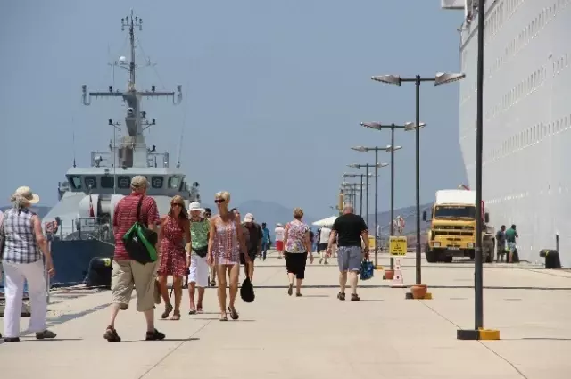 Çöl Sıcağıyla Karşılaşan 2 Bin Turist Soluğu Denizde Aldı