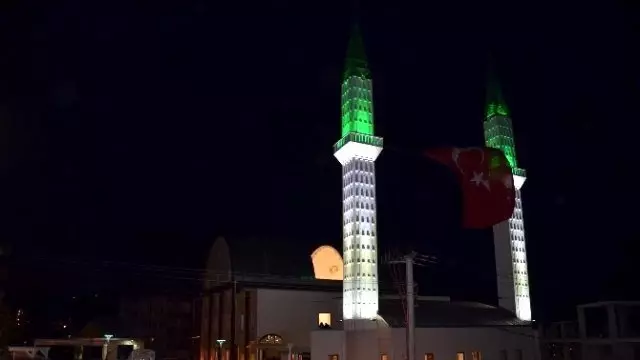 Üstü Açılabilir Cami Sıcak Havalarda Büyük İlgi Görüyor