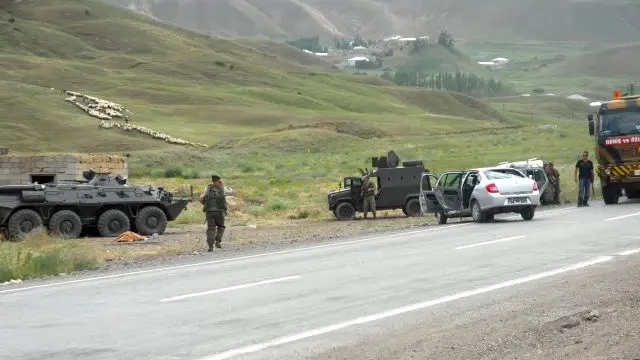 Hakkari'de Zırhlı Araca Saldırı: 1 <a class='keyword-sd' href='/pkk/' title='PKK'>PKK</a>'lı Öldürüldü