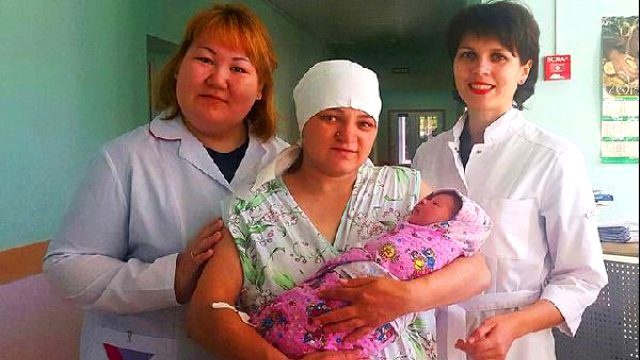 Doğum Sırasında Kan Kokusuna Gelen Ayıları Ateş Ederek Uzaklaştırdı