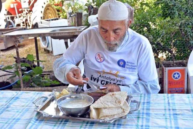 96 Yaşındaki Yaşındaki Süleyman Dede Top Peşinde Koşuyor