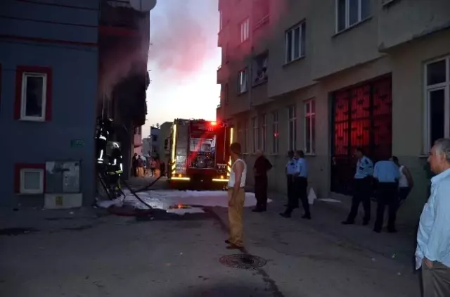 Ekmek Teknesi Yanan Genç Yangına Çıplak Ayakla Girmeye Çalıştı