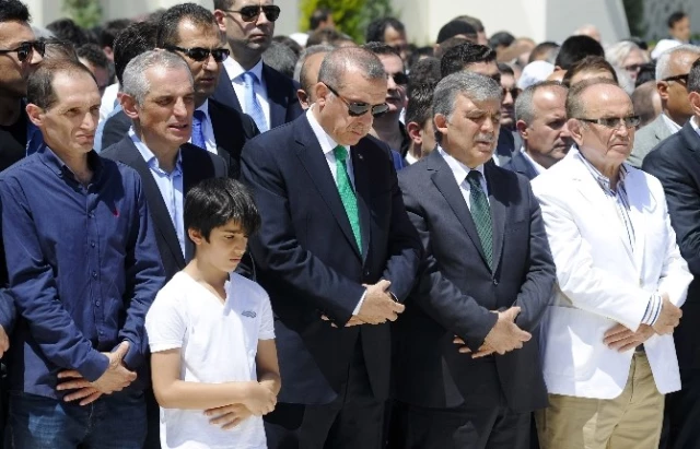 Cumhurbaşkanı Erdoğan ve Gül Cenazede Bir Araya Geldi