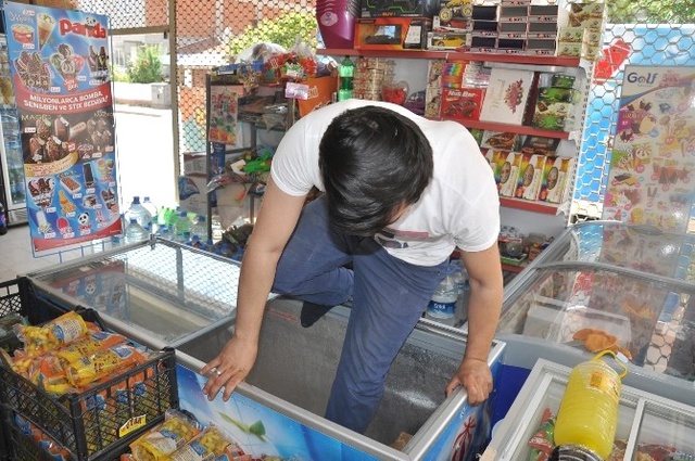 Sıcaktan Bunalan Esnaf Dondurma Dolabına Girip Serinliyor