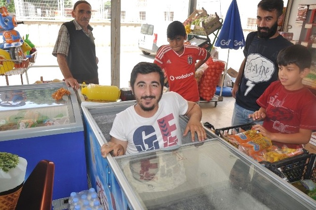 Sıcaktan Bunalan Esnaf Dondurma Dolabına Girip Serinliyor