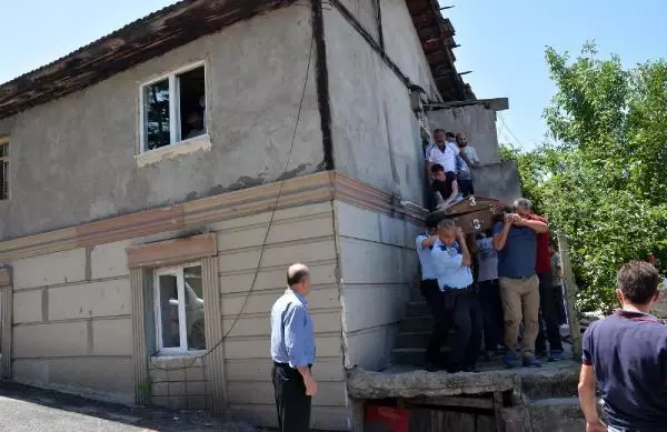 Akşam Kapıya Başını Çarptı, Sabah Ölü Bulundu