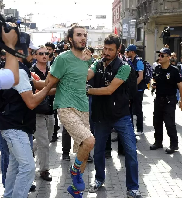 İstiklal Caddesi'nde LGBT'li Gruba Polis Müdahale Etti