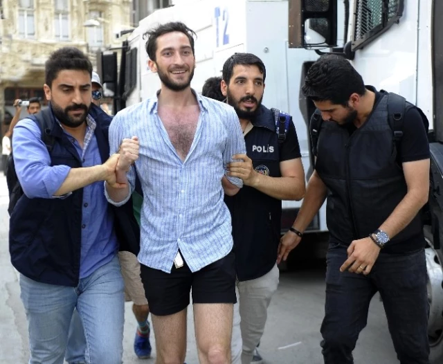 İstiklal Caddesi'nde LGBT'li Gruba Polis Müdahale Etti