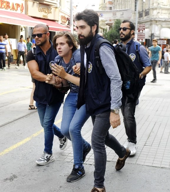 İstiklal Caddesi'nde LGBT'li Gruba Polis Müdahale Etti