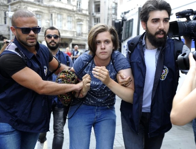 İstiklal Caddesi'nde LGBT'li Gruba Polis Müdahale Etti