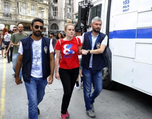 İstiklal Caddesi'nde LGBT'li Gruba Polis Müdahale Etti