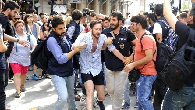 İstiklal Caddesi'nde LGBT'li Gruba Polis Müdahale Etti