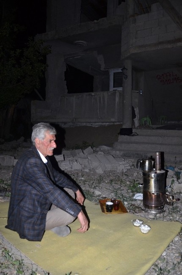 Yaşlı Adam Enkaza Dönen Evinin Önünde Nöbet Tutuyor