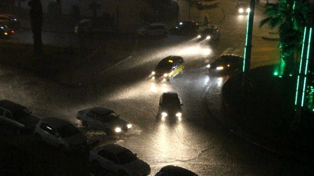 Aniden Bastıran Sağanak Vatandaşa Zor Anlar Yaşattı