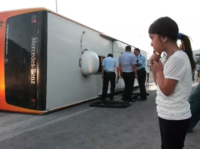 Elazığ'da Devrilen Otobüs Şarampole Uçmaktan Son Anda Kurtuldu!