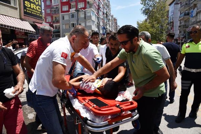 Çarptığı Terzi Çırağını Kanlar İçinde Görünce Sinir Krizi Geçirdi