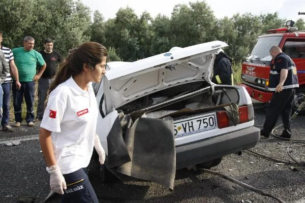 TIR'la Çarpışan Otomobil Kağıt Gibi Ezildi: 1 Ölü