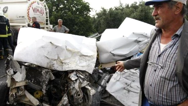 TIR'la Çarpışan Otomobil Kağıt Gibi Ezildi: 1 Ölü