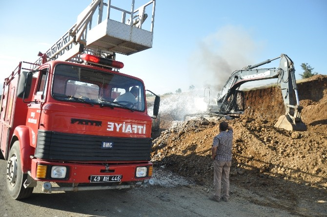 Teröristler İş Makinelerini Ateşe Verdi, Şoförleri Kaçırdı