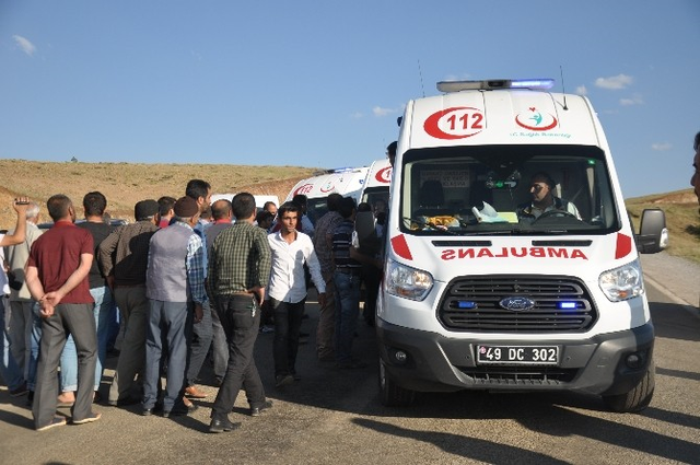 Teröristler İş Makinelerini Ateşe Verdi, Şoförleri Kaçırdı