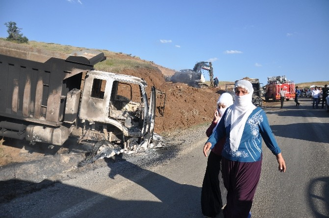 Teröristler İş Makinelerini Ateşe Verdi, Şoförleri Kaçırdı